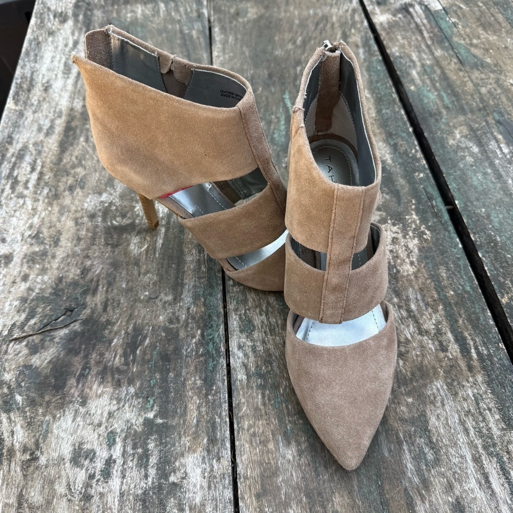 Tahari Steffi Taupe Suede Cutout Ankle Booties Stiletto Heel Size 6.5 - Picture 3 of 9